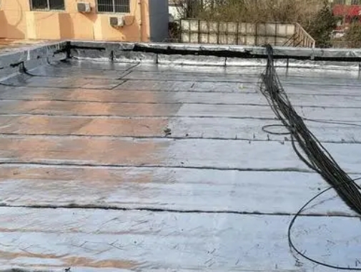 重庆县卫生间漏水维修公司分享下重庆县屋面楼顶防水刚性防水层施工要点。